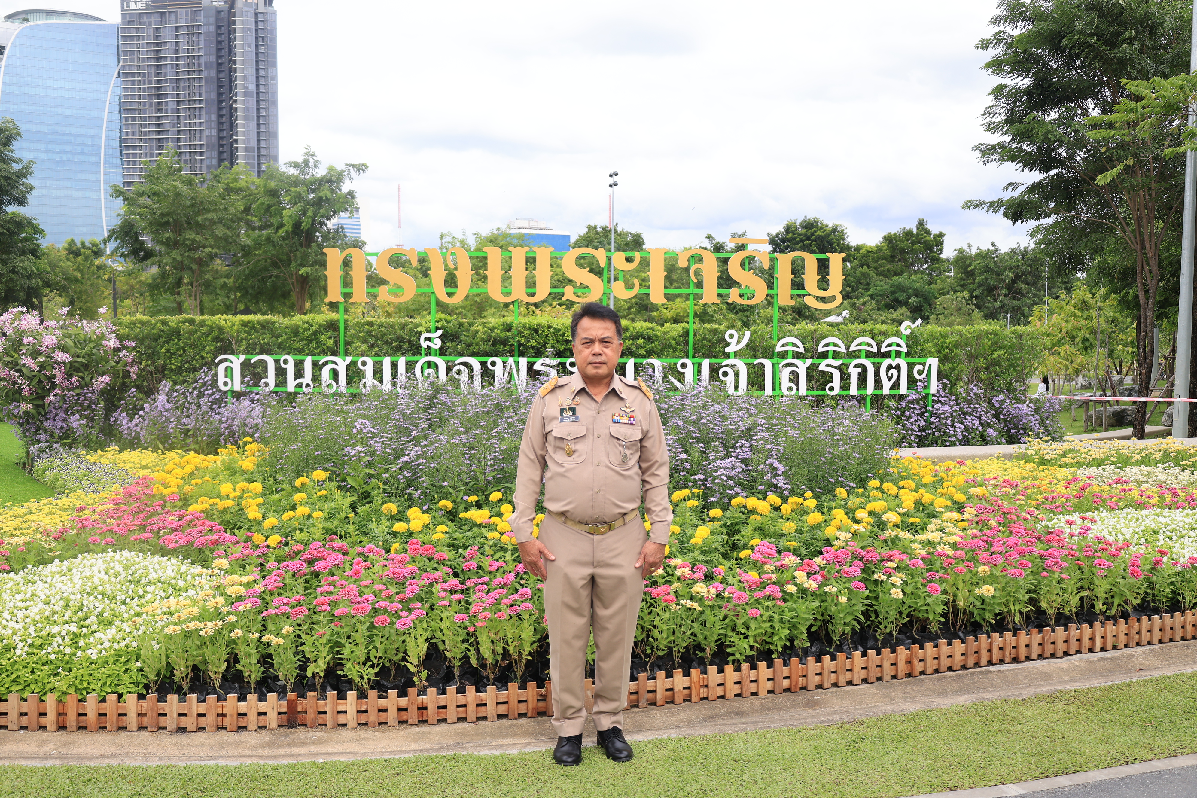 title - สำนักงานการปฏิรูปที่ดินเพื่อเกษตรกรรม ร่วมเฝ้าฯ รับเสด็จ สมเด็จพระกนิษฐาธิราชเจ้า กรมสมเด็จพระเทพรัตนราชสุดา ฯ สยามบรมราชกุมารี เสด็จพระราชดำเนินไปทรงเปิดงาน “สีสรรพรรณไม้ เทิดไท้บรมราชินีนาถ”